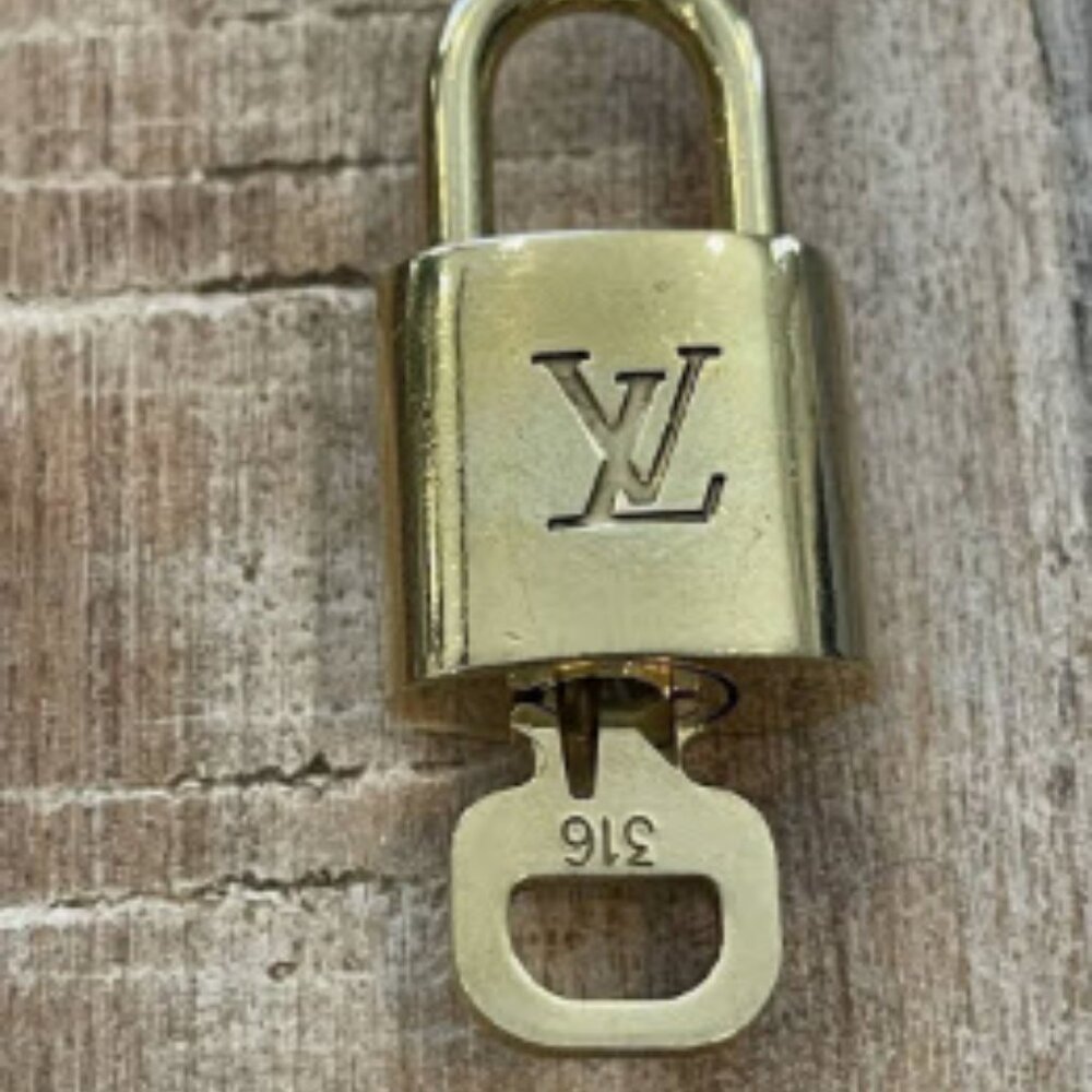 ❤️🦄 Authentic Louis Vuitton Gold Lock & Key Matching Set (#316)